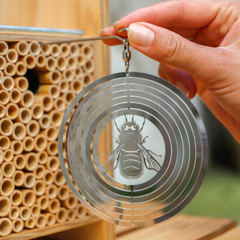 Vogelschutz-Windspiel «BeeSafe» für Bienenhotels